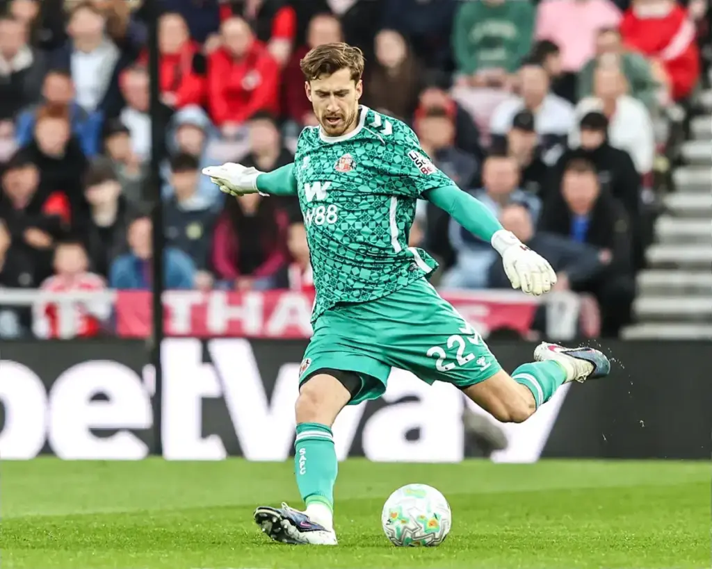 Sunderland say ‘hands off’ Robin Roefs amid Tottenham interest