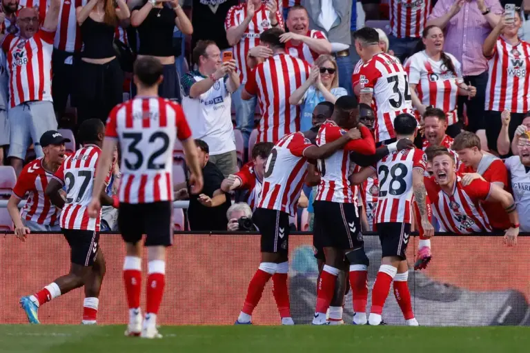 Brian Brobbey transfer news: Brian Brobbey celebrating with Sunderland teammates.