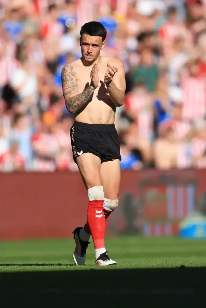 Enzo Le Fée of Sunderland applauds supporters after the final whistle during the Premier League match at the Stadium of Light, Sunderland 24/05/2026