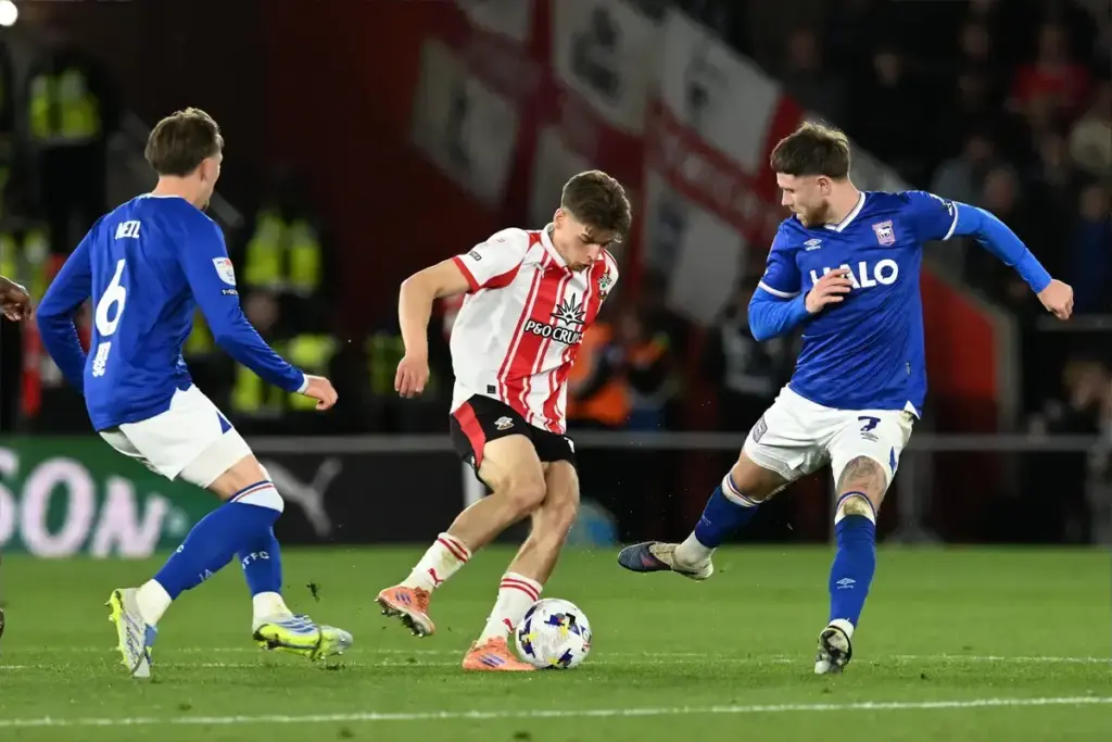 Tom Fellows (18) of Southampton on the attack battles for possession with Dan Neil (6) of Ipswich Town and Wes Burns (7) of Ipswich Town during the EFL Sky Bet Championship match between Southampton and Ipswich Town at the St Mary's Stadium, Southamp